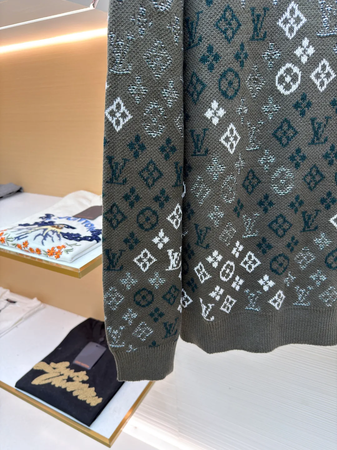 LOUIS VUITTON all-over printed jacquard round neck knitted pullover ●Original version: Purchased and developed by 16360 ●Item number: 1681670-B35 ●Fabric: 100% cotton ●Technology: knitted ●Color: dark green ●Version: Fitted version ●Weight: about 740g ●Size: S-M-L-XL ●Description: This sweater is made of high-quality wool blended fabric, which is soft to the touch and has excellent warmth retention. The overall design adopts a round neck, and the collar, cuffs and hem are all ribbed, with moderate elasticity, comfortable to wear and not easy to deform. The main part uses jacquard technology, and the pattern is composed of the brand's iconic letters and geometric figures. The colors are distinct and the three-dimensional effect is strong. Multi-colored yarns are interwoven during the jacquard process to ensure clear patterns and long-lasting washability. The knitting density is uniform and the number of stitches per inch is precisely controlled to ensure the stiffness and breathability of the clothing. The splicing of the shoulders and sleeves adopts seamless technology, with smooth and natural lines without excess threads. The overall workmanship is fine, and every stitch is even and neat, reflecting the high-quality production process. The overall wiring is straight and delicate, the fabric is comfortable and soft, and the color is consistent without color difference. It can be matched with the same style to create a fashionable look and control various occasions. Customized accessories, complete with three standards, same style for men and women!